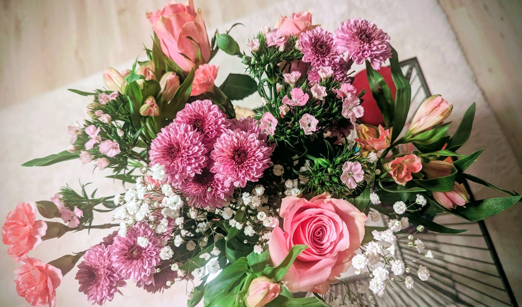 Blumenstrauß aus verschiedenen rosafarbenen und weißen Blumen